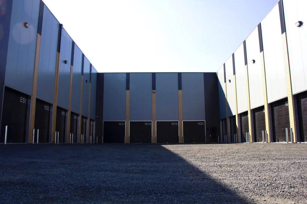 Allée extérieure bordée d'unités à porte de garage