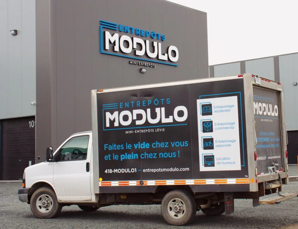 Le camion cube des Entrepôts Modulo, stationné devant le bâtiment