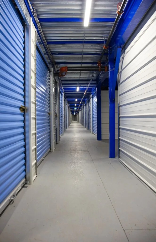 Corridor intérieur aux portes bleues