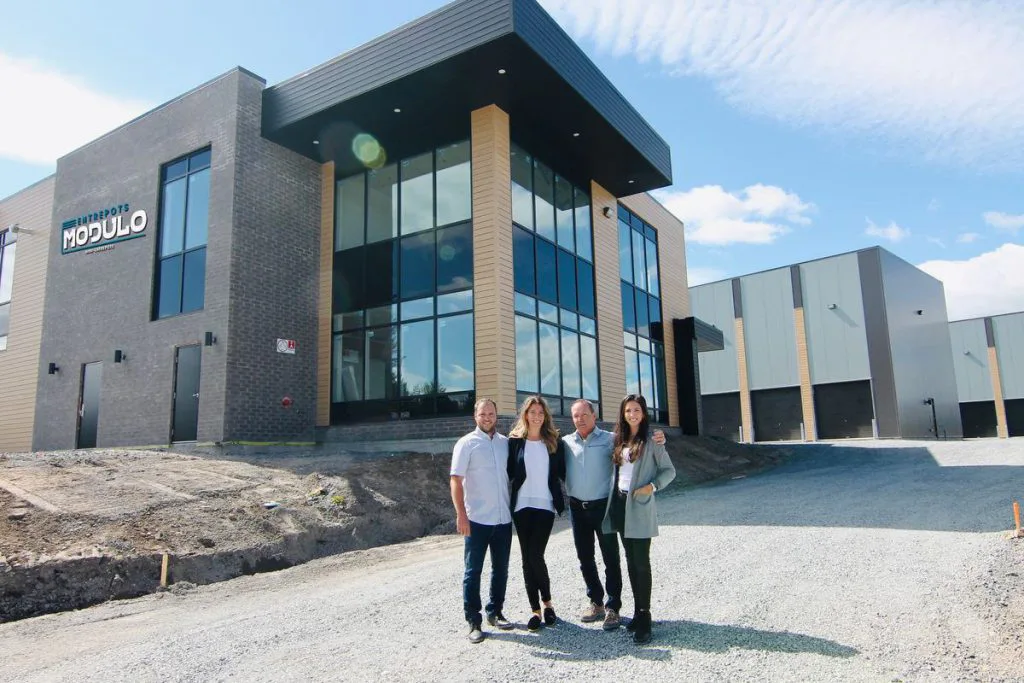 La famille Lessard devant le bâtiment
