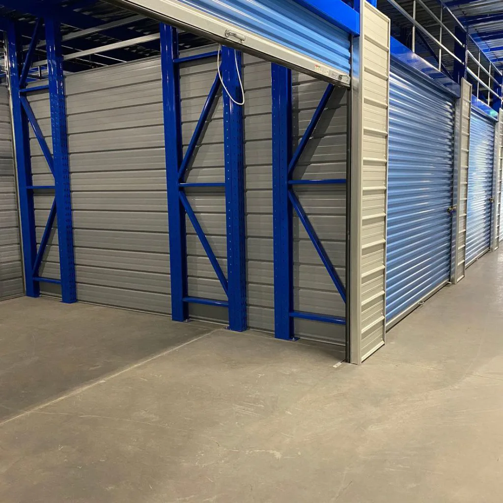 Intérieur d'une unité avec rayonnage